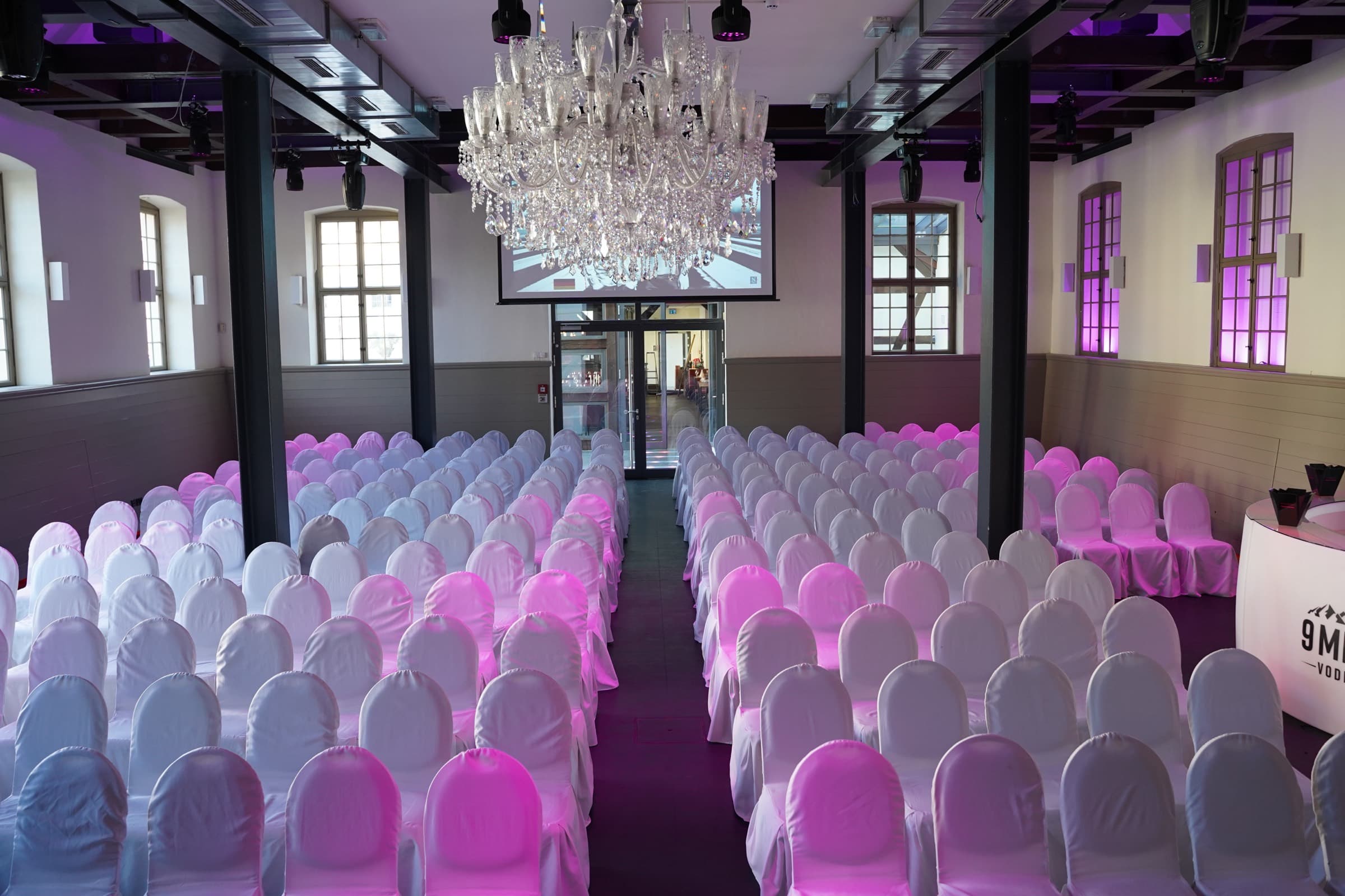 Reihenbestuhlung im Saal mit Blick zur Bühne
